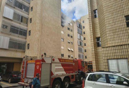 Na foto, o apartamento aparece durante atendimento dos bombeiros, com o fogo já contido
     -  (crédito: Artur Maldaner/CB/D.A Press) -Na foto, o apartamento aparece durante atendimento dos bombeiros, com o fogo já contido
     -  (crédito: Artur Maldaner/CB/D.A Press)