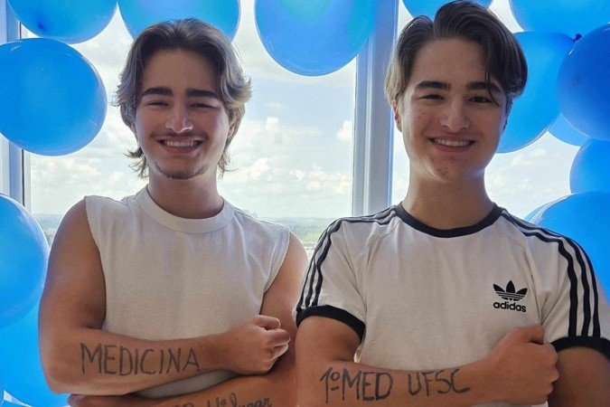 Os irmãos Gabriel e Gustavo foram aprovados em medicina juntos -  (crédito: Arquivo Pessoal)