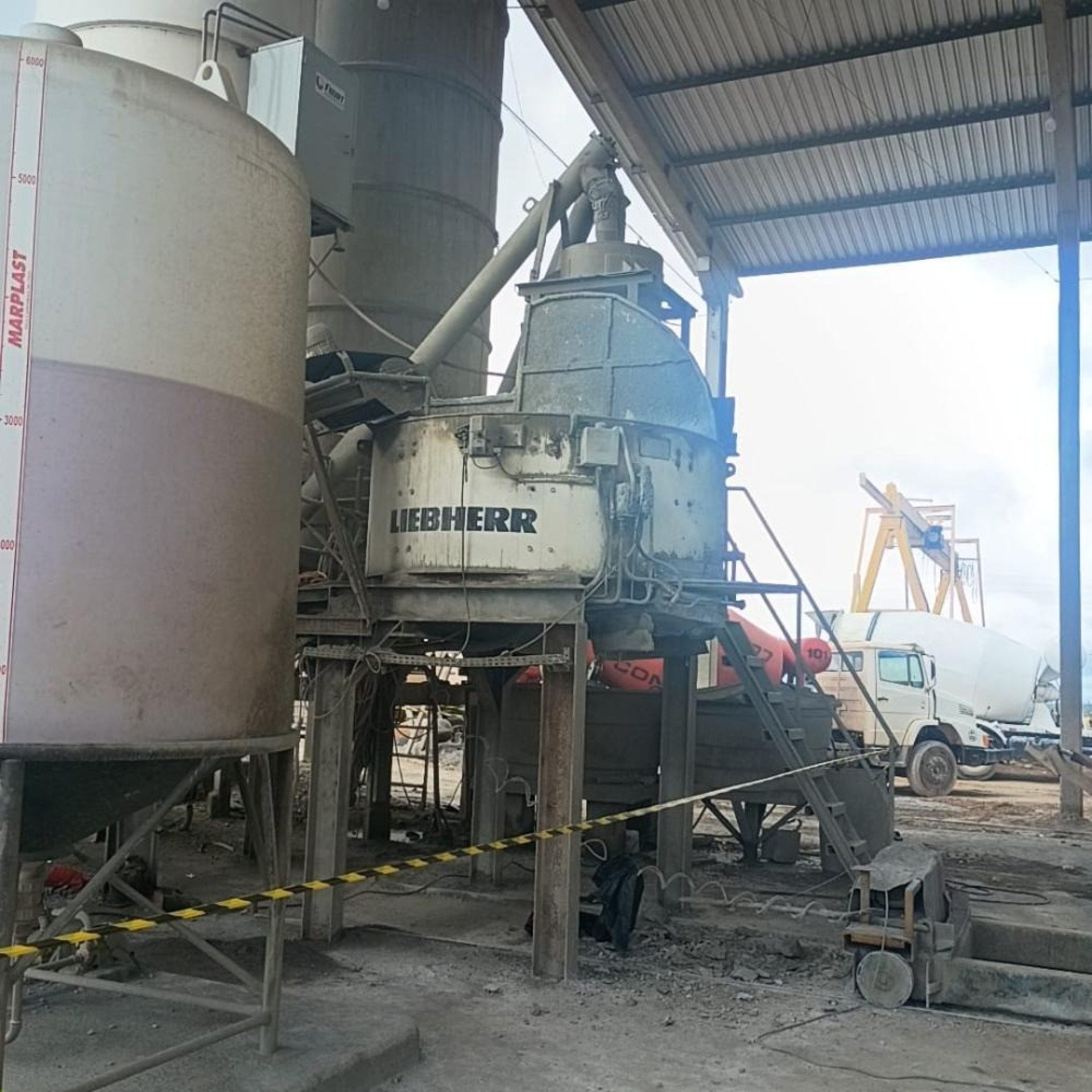 Maquin&aacute;rio &eacute; respons&aacute;vel por misturar concreto