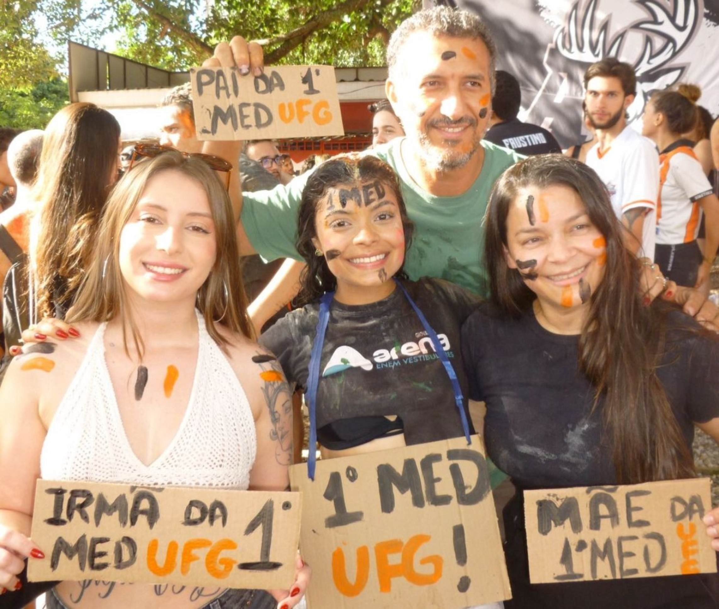 Giovanna Fagundes e sua fam&iacute;lia comemorando aprova&ccedil;&atilde;o