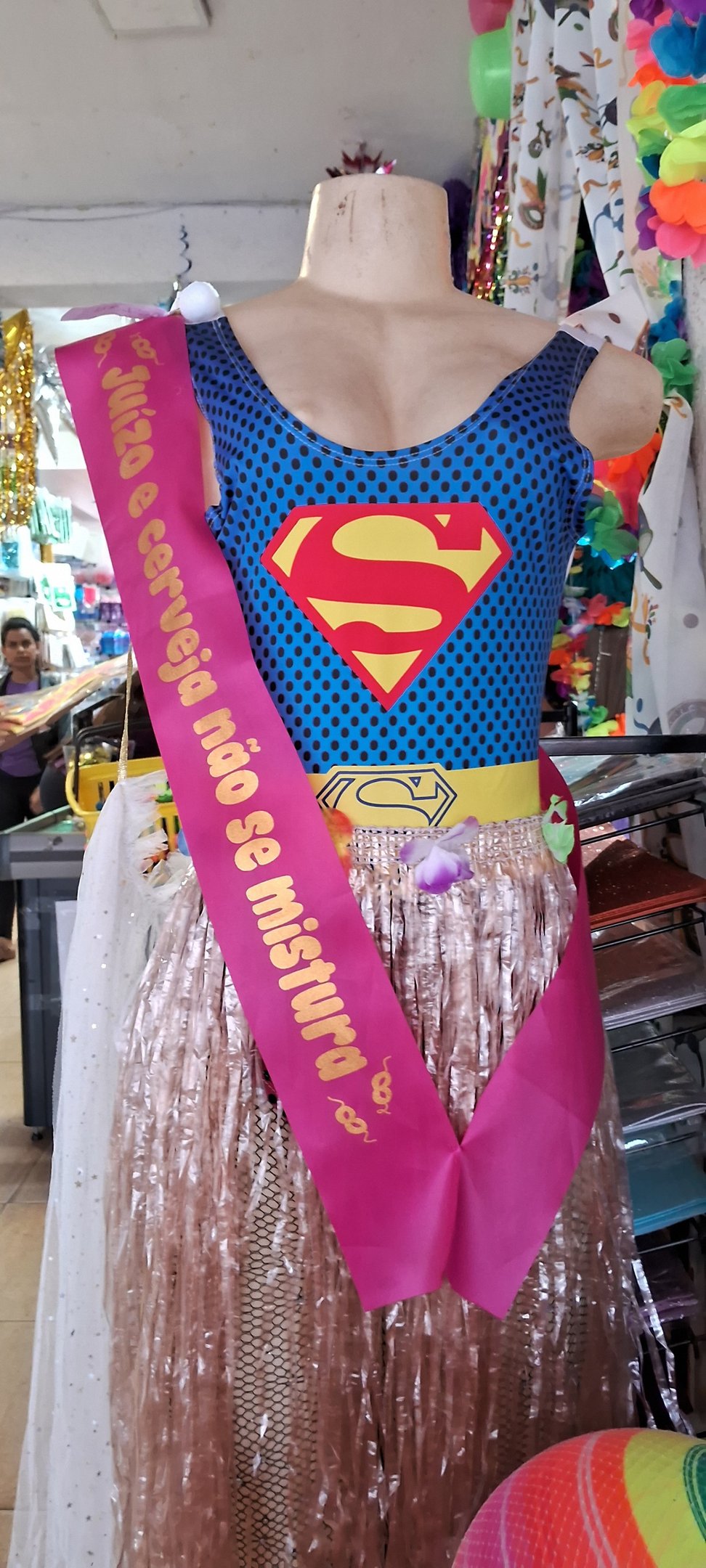 Supergirl continua popular