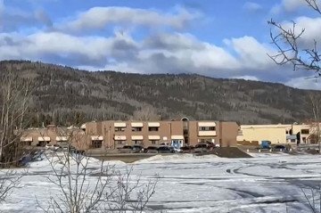 Esta captura de tela de um vídeo fornecido pelo jornalista local Trent Ernst mostra o prédio da escola de ensino fundamental e médio onde ocorreu um tiroteio, deixando pelo menos nove pessoas mortas na pequena cidade de Tumbler Ridge, Colúmbia Britânica, em 10 de fevereiro de 2026       -  (crédito: TRENT ERNST / AFP)