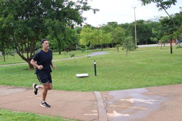 Faça chuva, faça sol, Epitácio Júnior faz do Parque da Cidade o centro de treinamento dele para as corridas de rua -  (crédito:  Bruna Gaston CB/DA Press)