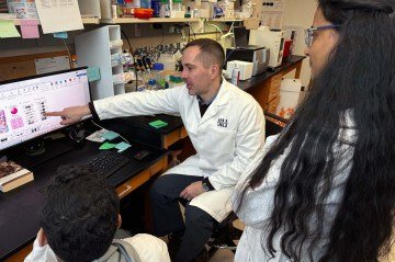 Jeffrey Savas, um dos autores do estudo, discute com a equipe os dados publicados na revista Science Translational Medicine -  (crédito: Universidade Northwestern/Divulgação )