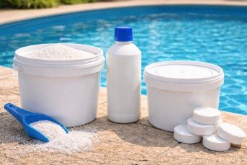 <p>Existem versões diferentes, como cloro granulado, líquido ou em pastilhas. A escolha depende do tipo e do volume da piscina.</p>
 -  (crédito: Imagem gerada por i.a )