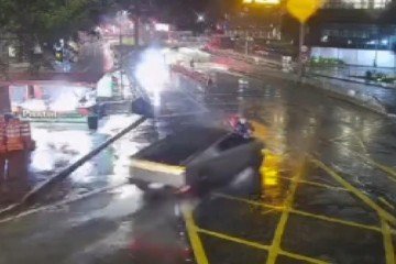 Acidente entre motocicleta e Tesla Cybertruck deixa uma pessoa morta -  (crédito: Reprodução/Câmeras de segurança)