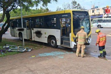 Batida entre &ocirc;nibus da Urbi e Pioneira deixam seis pessoas feridas  -  (crédito: CBMDF/Divulgação)