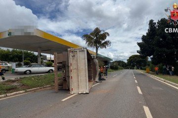 Apesar da gravidade da cena e dos danos estruturais ao caminhão, os militares informaram que a vítima foi resgatada consciente e orientada -  (crédito: Divulgação/CBMDF)