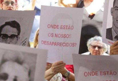 À esq., foto de parte da família Rubens Paiva no Rio em 1970. À dir., cena do filme 'Ainda Estou Aqui' -  (crédito: Arquivo Pessoal de Vera Paiva/Divulgação) -À esq., foto de parte da família Rubens Paiva no Rio em 1970. À dir., cena do filme 'Ainda Estou Aqui' -  (crédito: Arquivo Pessoal de Vera Paiva/Divulgação)