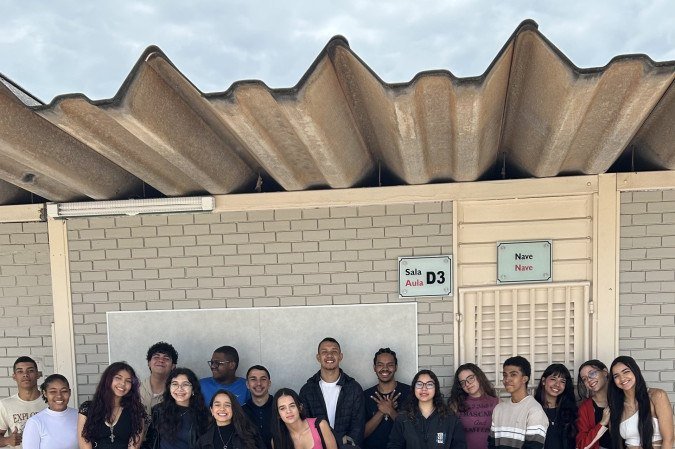 Estudantes aprovados em frente a sala do  N&uacute;cleo de Apoio aos Vestibulandos (Nave) no Centro de Ensino M&eacute;dio 03 (CEM 03) de Taguatinga