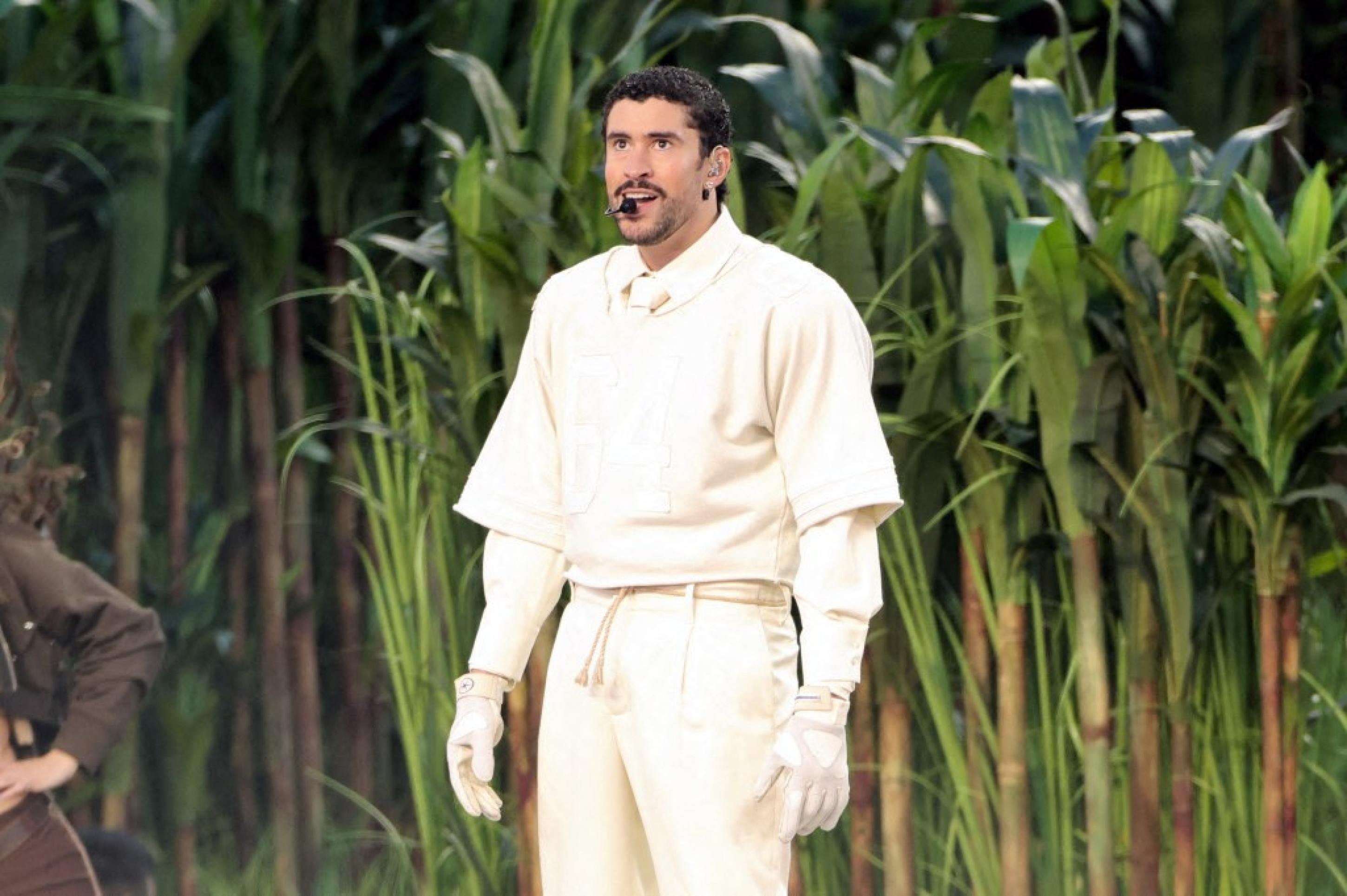 Bad Bunny performando durante o Apple Music Super Bowl&nbsp;LX Halftime Show 