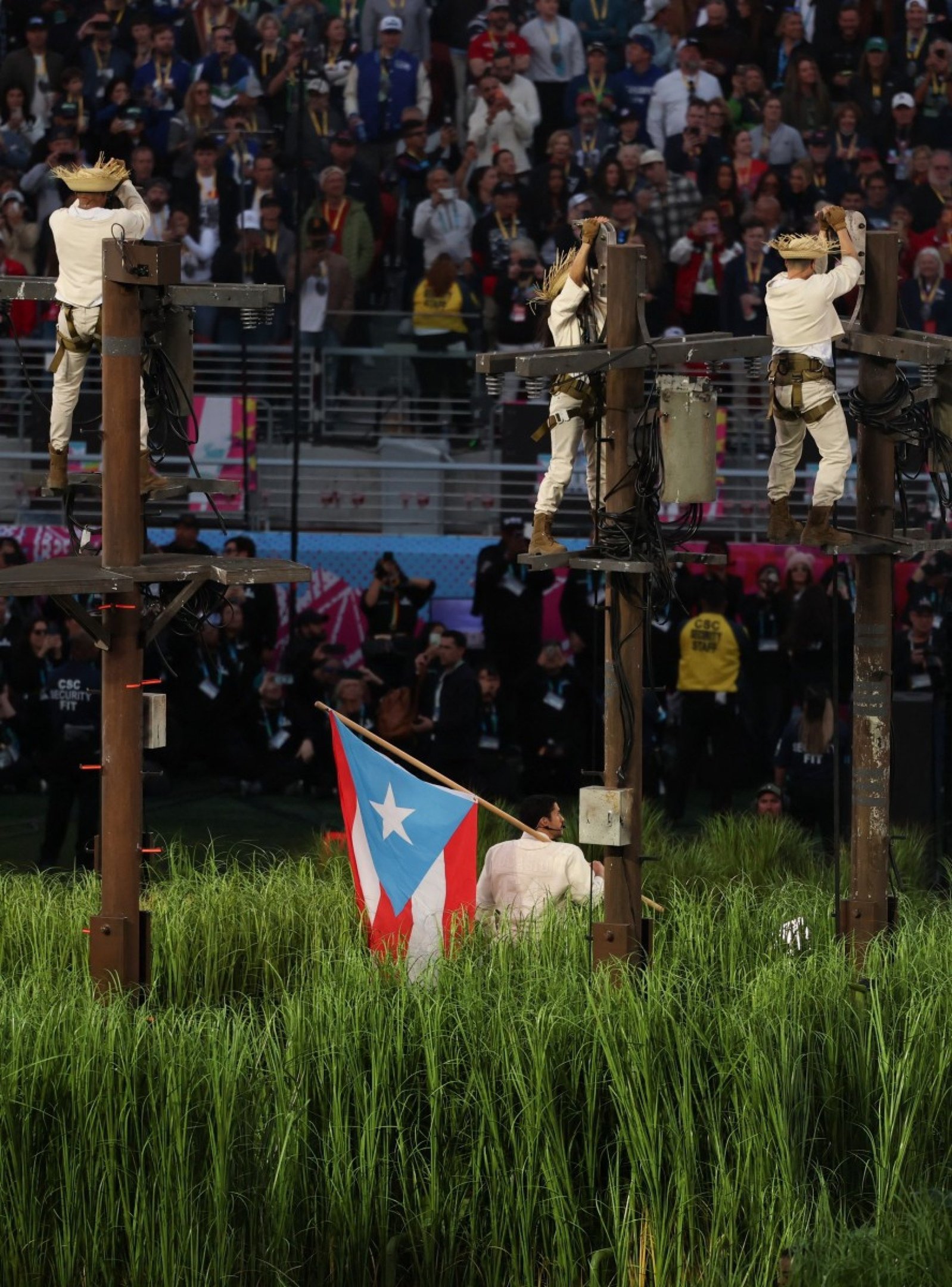 Bad Bunny performando durante o Apple Music Super Bowl&nbsp;LX Halftime Show; momento em que levanta a bandeira de Porto Rico
