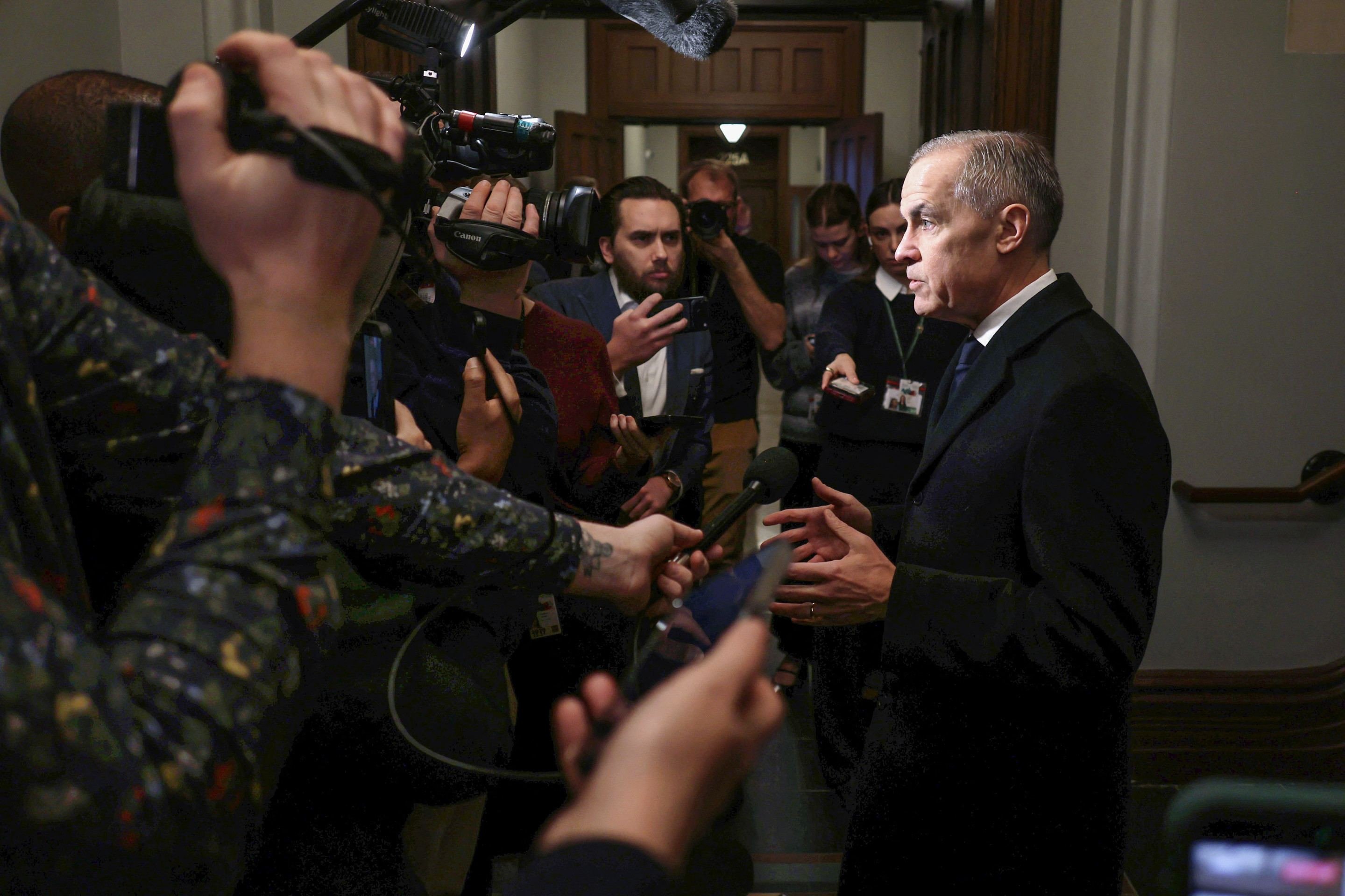 O primeiro-ministro Mark Carney fala a jornalistas sobre a trag&eacute;dia na Col&uacute;mbia Brit&acirc;nica 