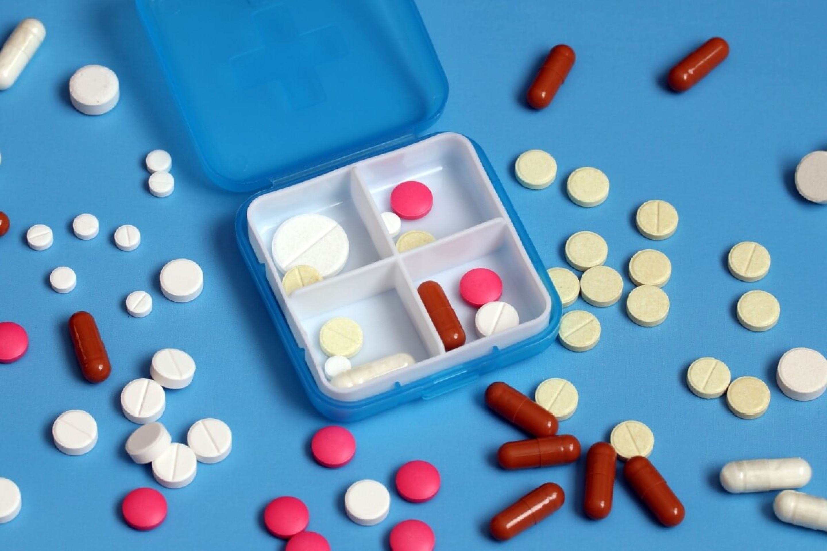 Misturar medicamentos e bebida alcoólica é perigoso para a saúde (Imagem: MaskaRad | Shutterstock) - (crédito: EdiCase) Misturar medicamentos e bebida alcoólica é perigoso para a saúde (Imagem: MaskaRad | Shutterstock) - (crédito: EdiCase)