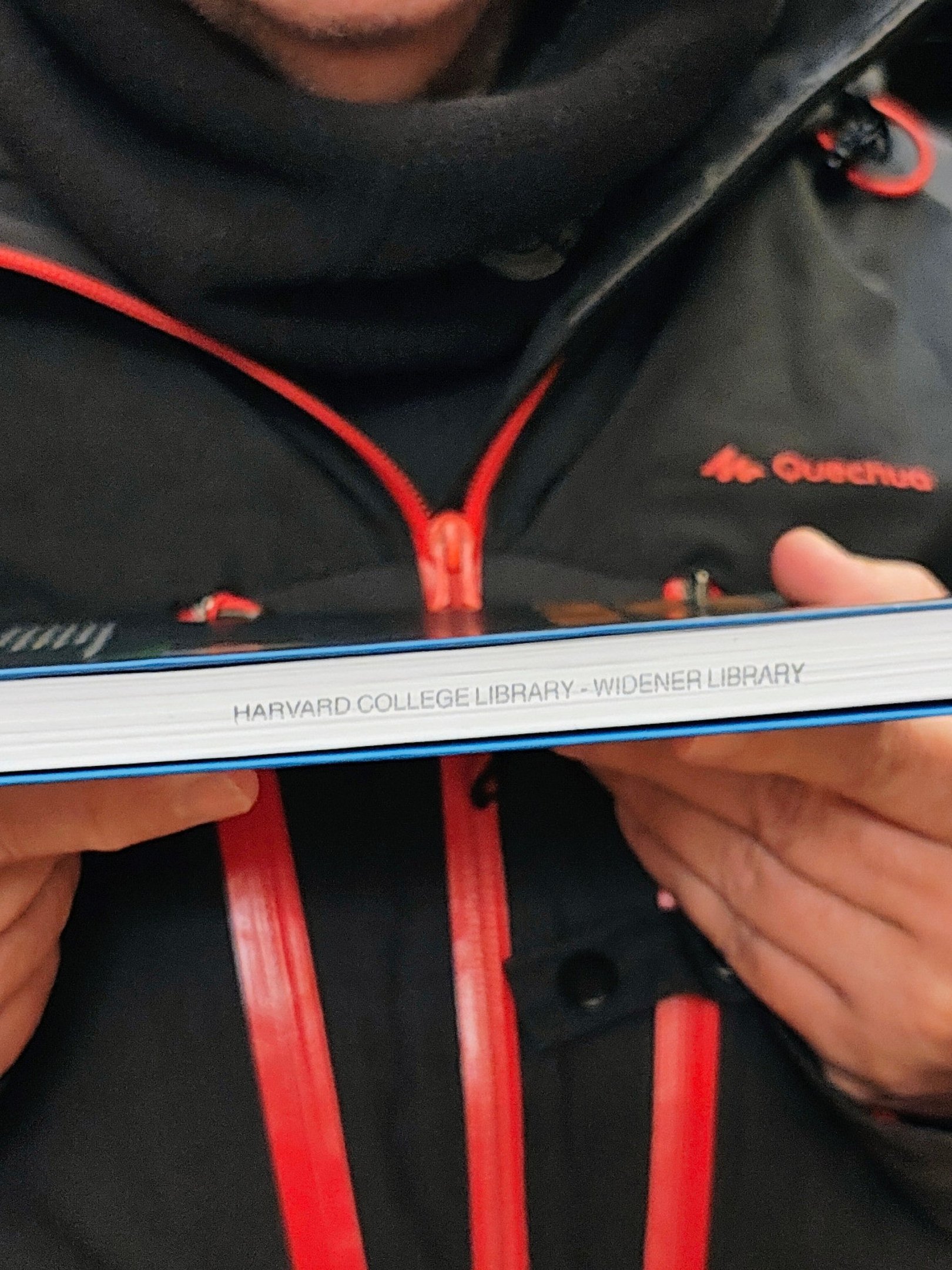 Livro do professor C&eacute;sar Augusto Tib&uacute;rcio Silva na biblioteca de Harvard