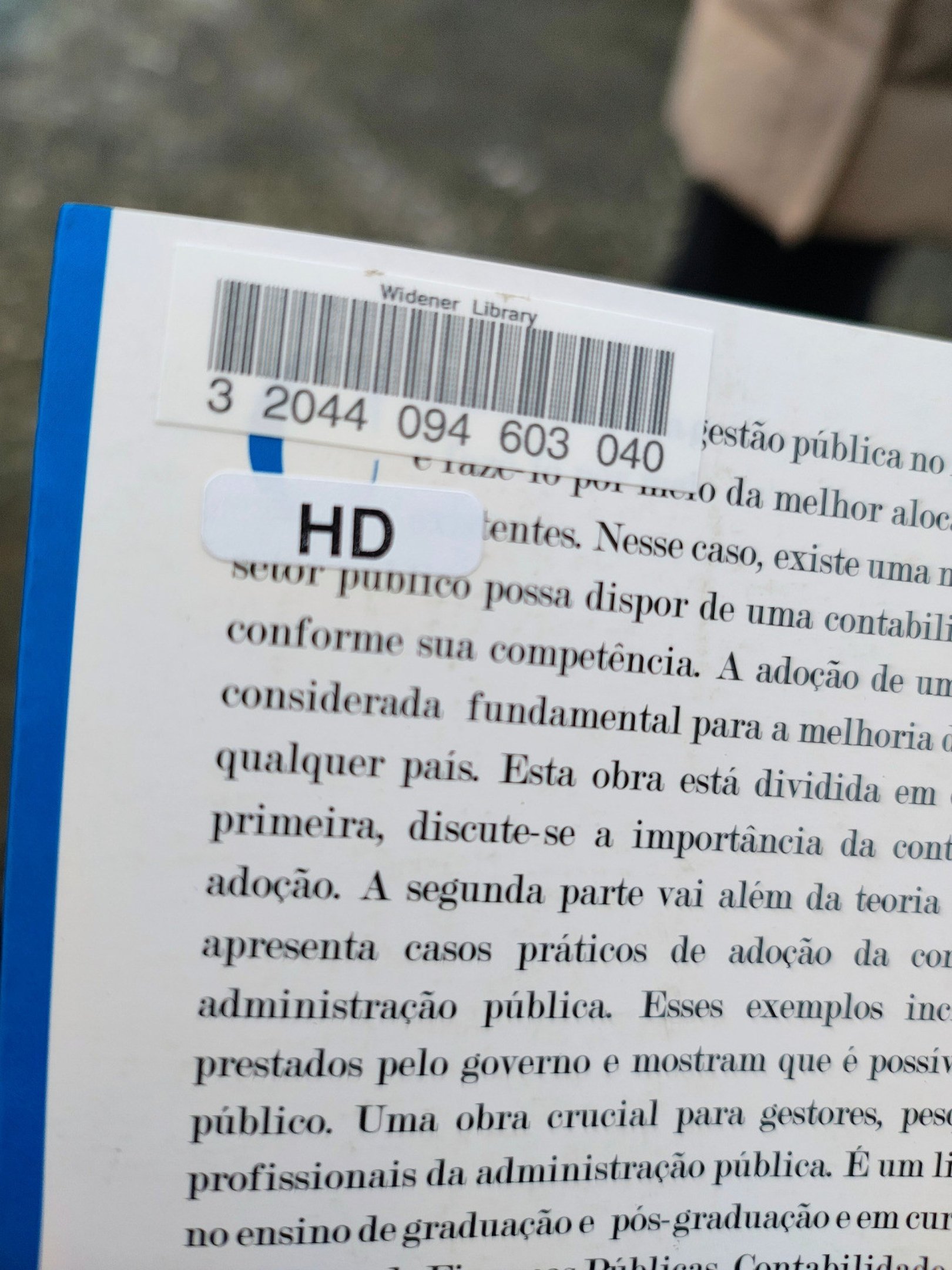 Livro do professor C&eacute;sar Augusto Tib&uacute;rcio Silva na biblioteca de Harvard