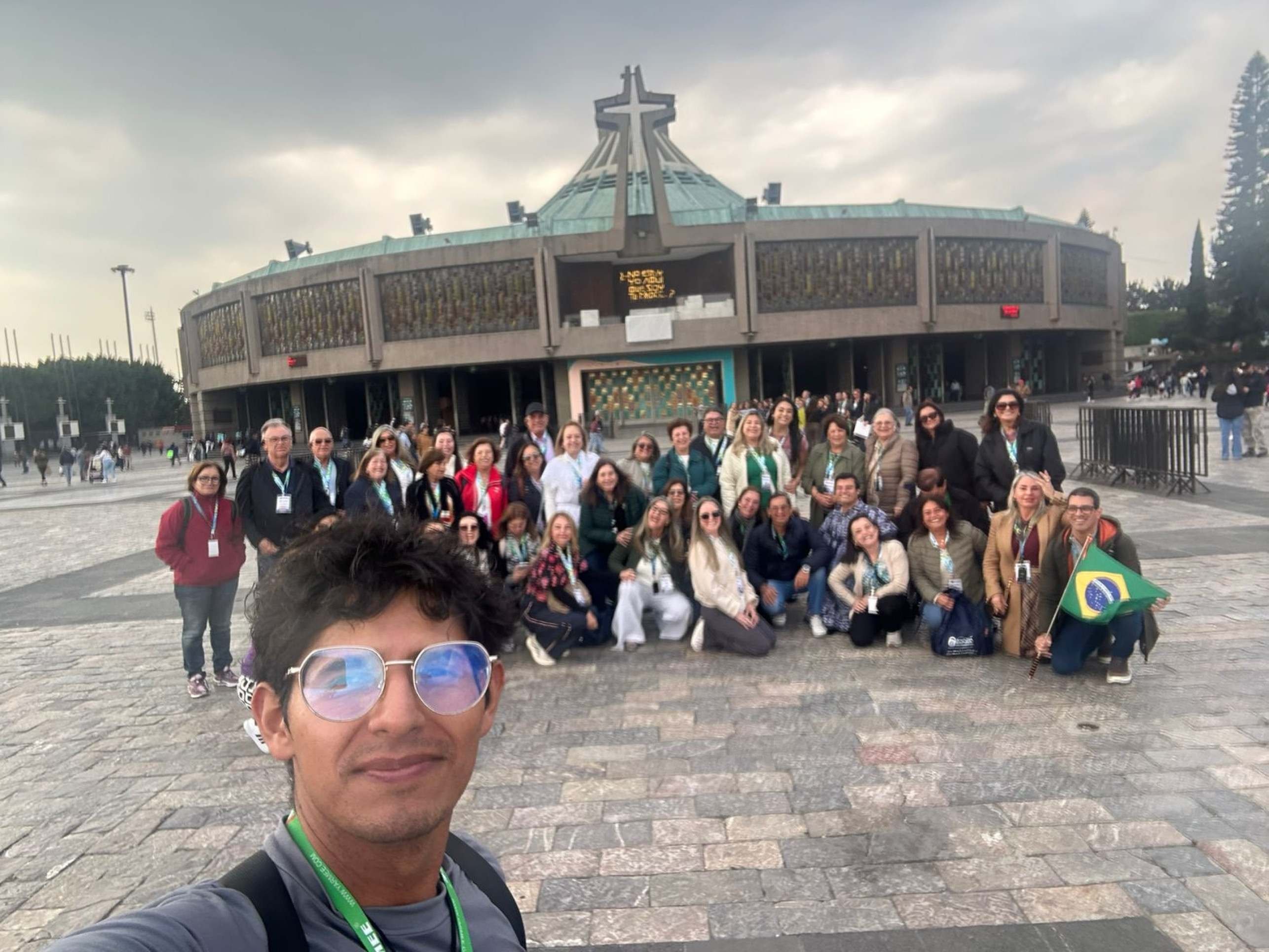 O guia Madrigal (em destaque, de &oacute;culos) vive no M&eacute;xico h&aacute; muito tempo