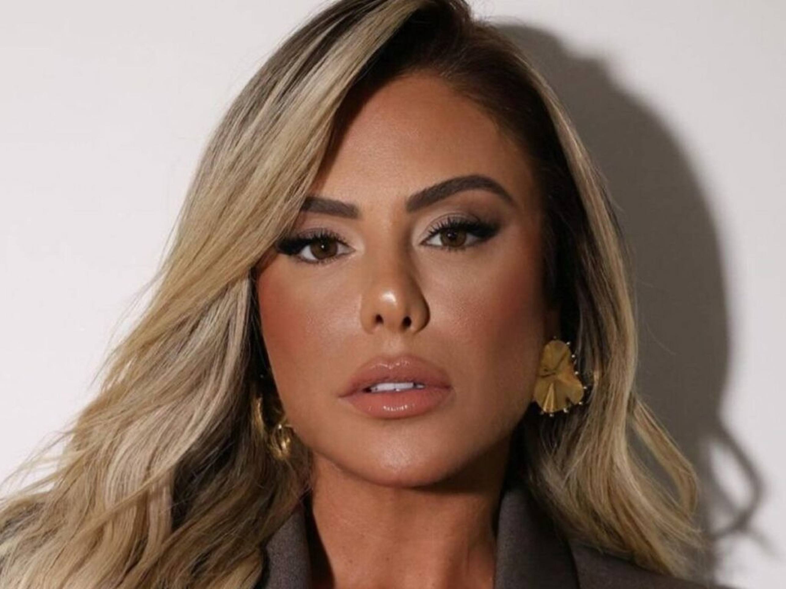 Poliana Rocha, mulher de Leonardo, aparece nua em sessão de massagem -  (crédito: Observatorio dos Famosos)