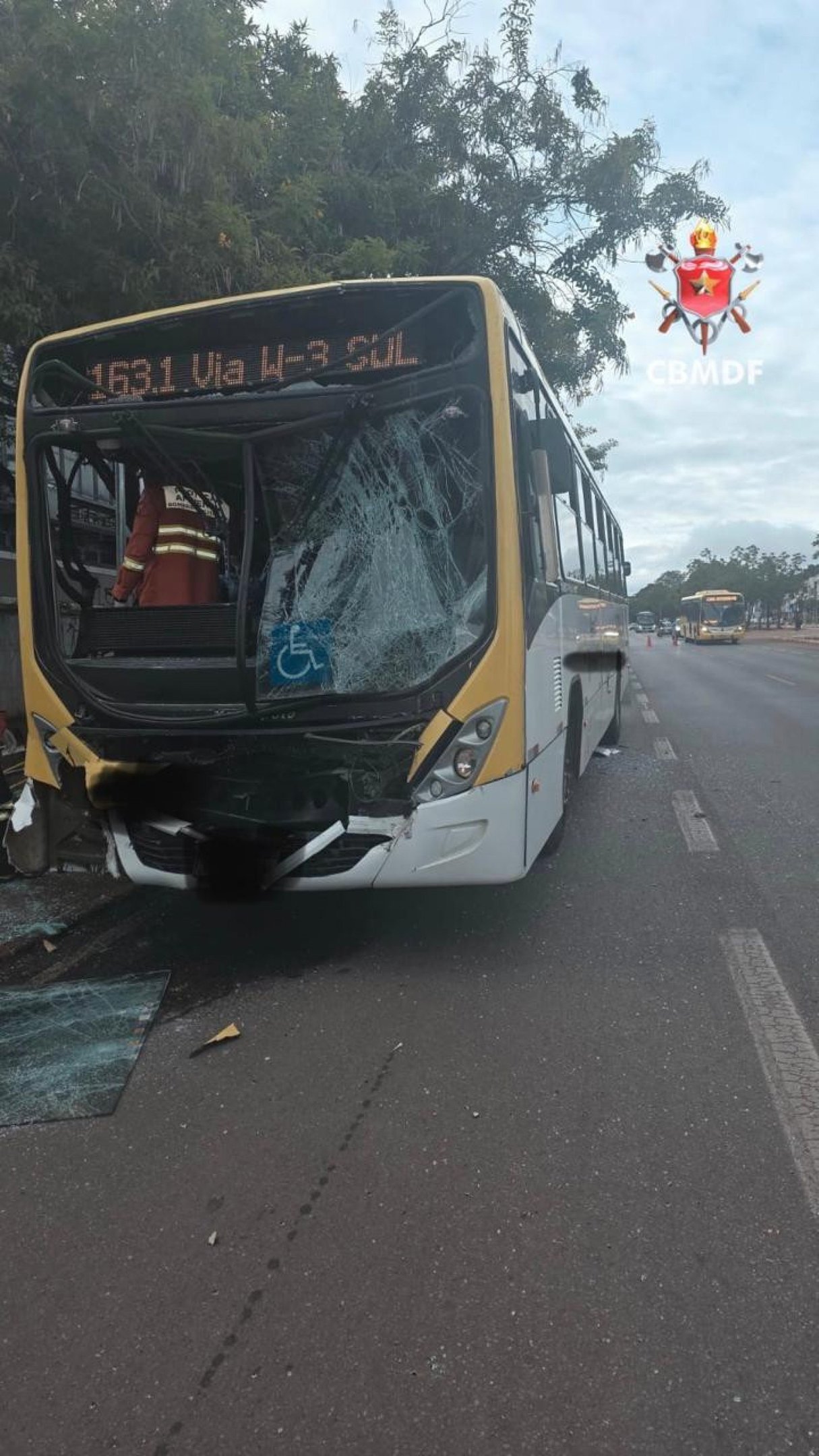 Batida entre &ocirc;nibus da Urbi e Pioneira deixam seis pessoas feridas 
