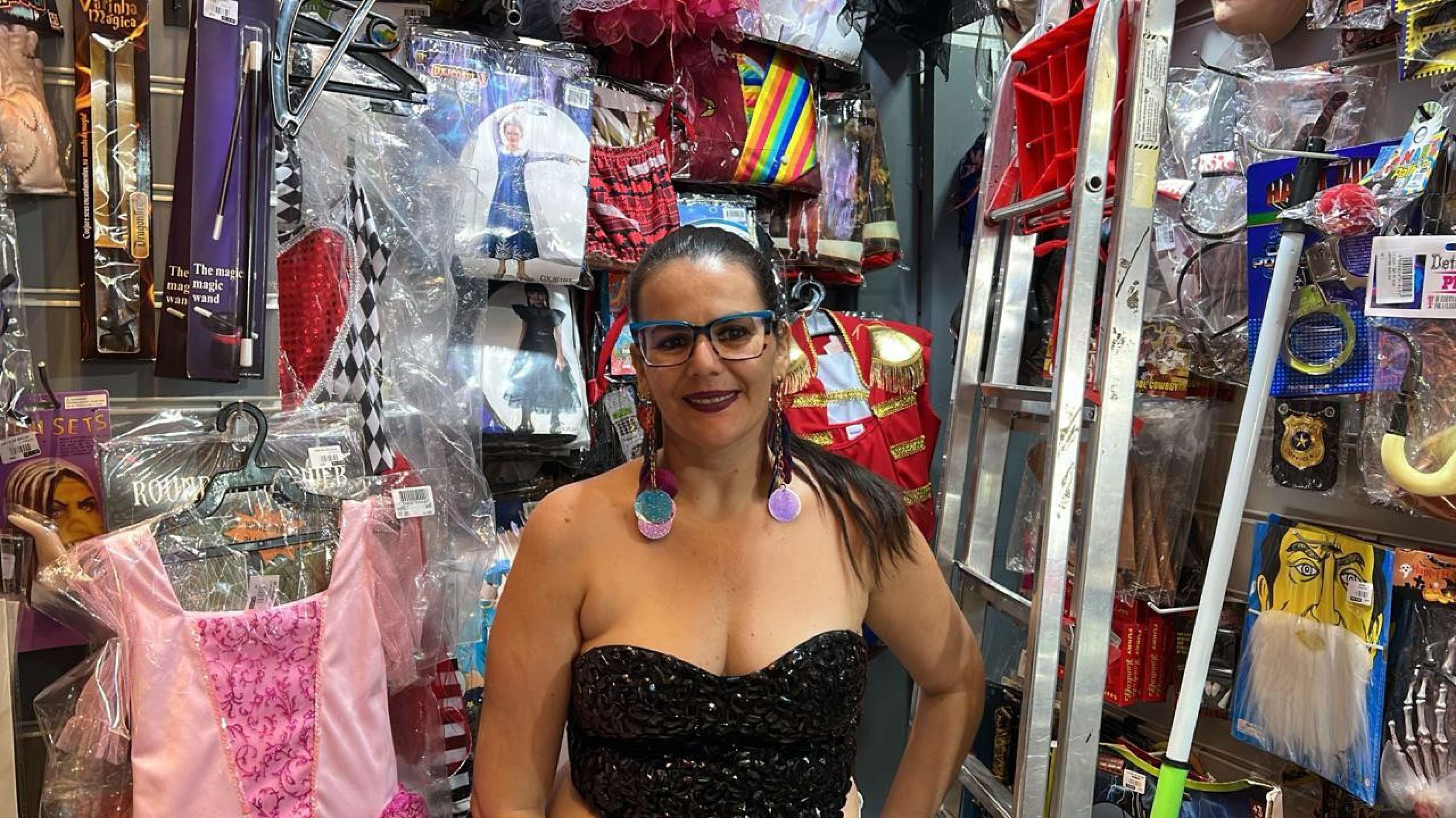 Atendente Maisa Rezende, da loja Bem Lindinha Fantasias