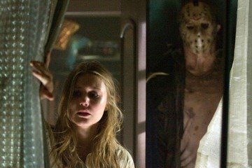 Jason Voorhees, com sua icônica máscara de hóquei, tornou-se um dos maiores símbolos do terror e da Sexta-feira 13 no cinema -  (crédito: Reprodução )