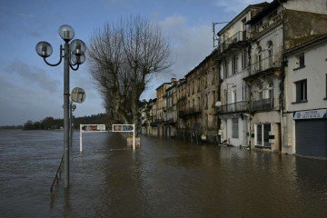 Esta fotografia mostra uma rua inundada pelo transbordamento do rio Garona em La Réole, no sudoeste da França, em 12 de fevereiro de 2026, enquanto a tempestade Nils atinge a região -  (crédito: PHILIPPE LOPEZ / AFP)