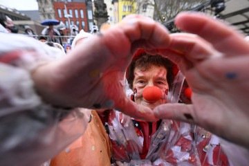 É tempo de festa, mas a história mostra que, sob confetes e serpentinas, o Brasil também expõe tensões e mazelas políticas -  (crédito: Ina Fassbender/AFP)