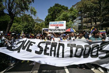 Estudantes universitários, opositores e familiares de presos políticos participam de manifestação em Caracas:  -  (crédito: Juan Barreto/AFP)