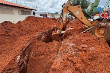Os homens atuavam em obra de esgoto no interior da Ceasa -  (crédito: CBMDF)