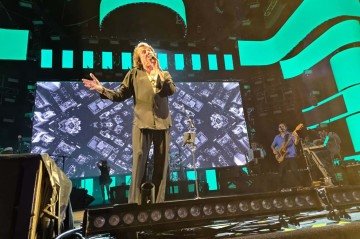 No palco do Marco Zero, o cantor e compositor Lenine foi uma das atrações da abertura do carnaval pernambucano, no centro de Recife -  (crédito:  Darcianne Diogo CB/DA Press)