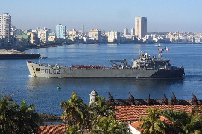 O navio mexicano Papaloapan chega à Baia de Havana com ajuda humanitária