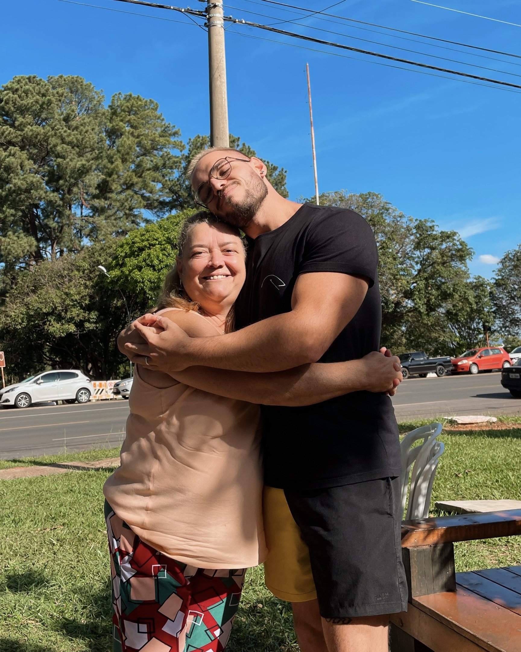 Elaine Delfino, 57 anos, e Leonardo Dourado, 31