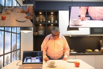 O paciente afirmou que se sente mais seguro nas atividades diárias 
depois de recuperar 
parte da visão  -  (crédito: Alfaro, A., Soo, L., et al./Divulgação )