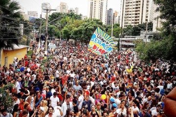 O beijo pode ser uma das principais formas de transmissão de doenças e infecções no carnaval -  (crédito: Instagram @ressacadodiabo)