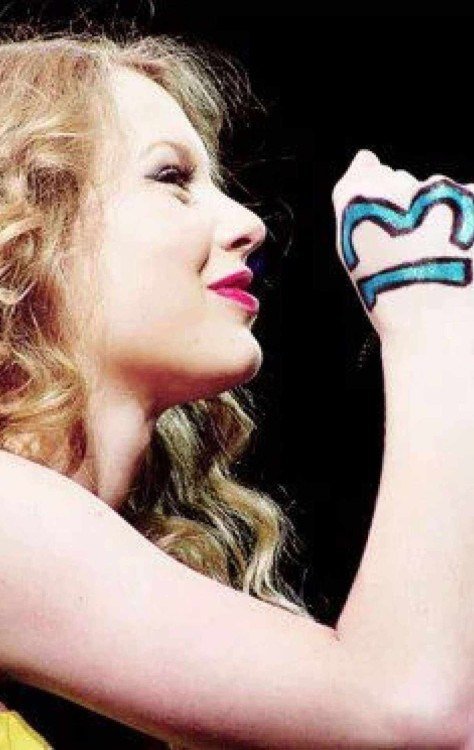 Taylor Swift considera o 13 seu número da sorte: nasceu no dia 13, fez 13 anos em uma sexta-feira 13 e teve o primeiro álbum no topo por 13 semanas -  (crédito: Reprodução )