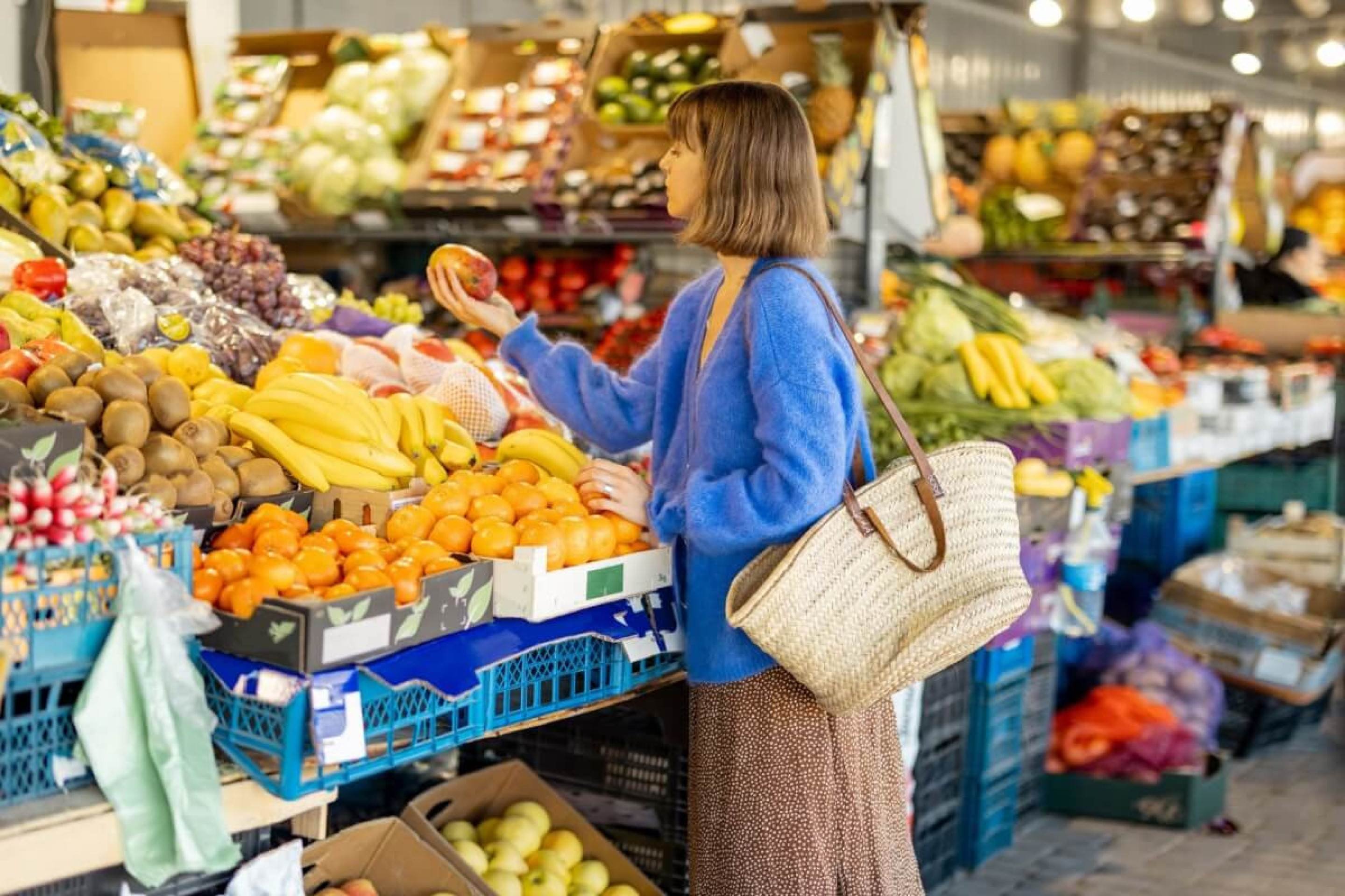 Atitudes simples ajudam a escolher alimentos na feira de maneira correta (Imagem: RossHelen | Shutterstock)
- (crédito: EdiCase) Atitudes simples ajudam a escolher alimentos na feira de maneira correta (Imagem: RossHelen | Shutterstock)
- (crédito: EdiCase)