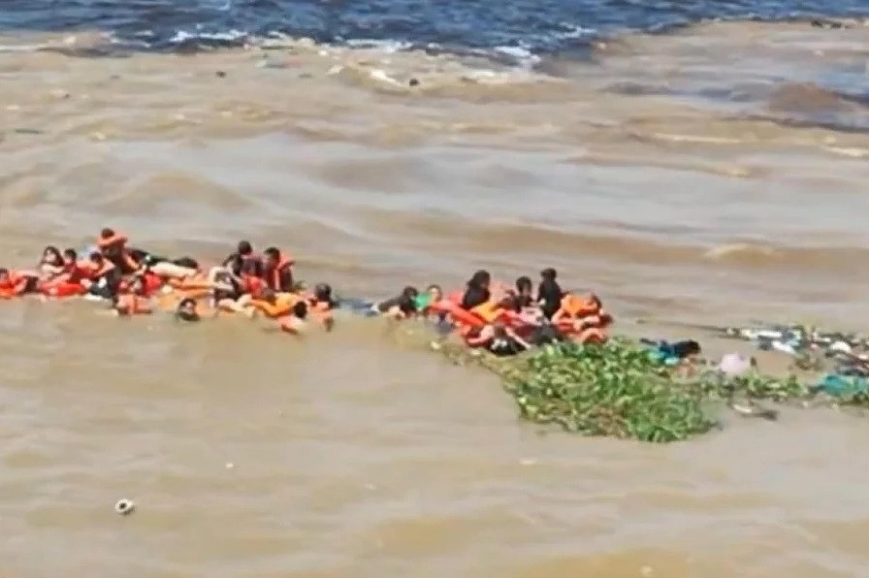 Vídeo: Lancha naufraga em Manaus e deixa duas pessoas mortas
