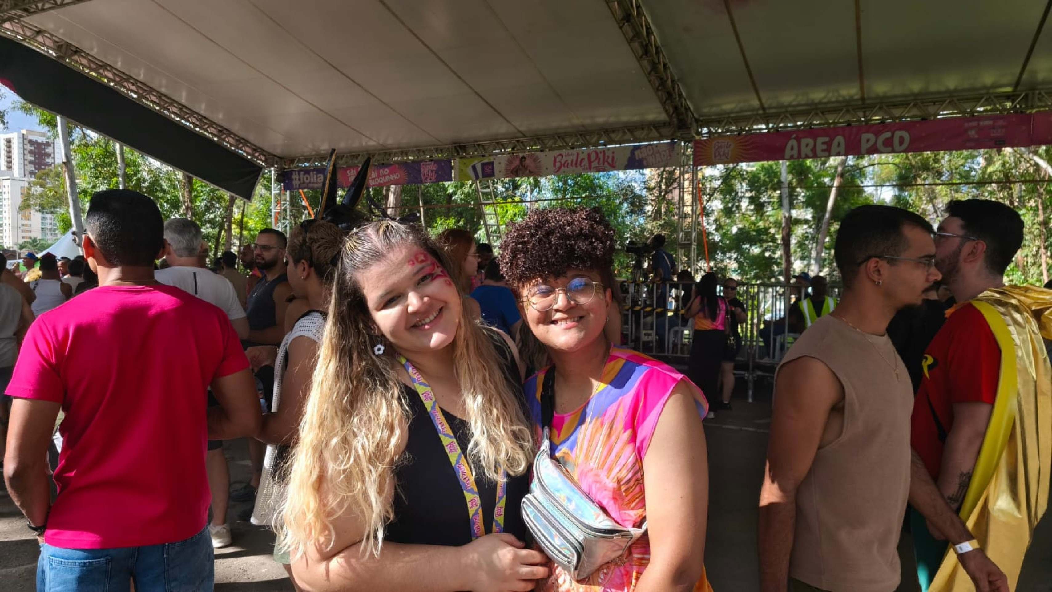 O casal Let&iacute;cia e Josiane,  acreditam que a seguran&ccedil;a est&aacute; presente na maioria dos blocos que abra&ccedil;am a diversidade