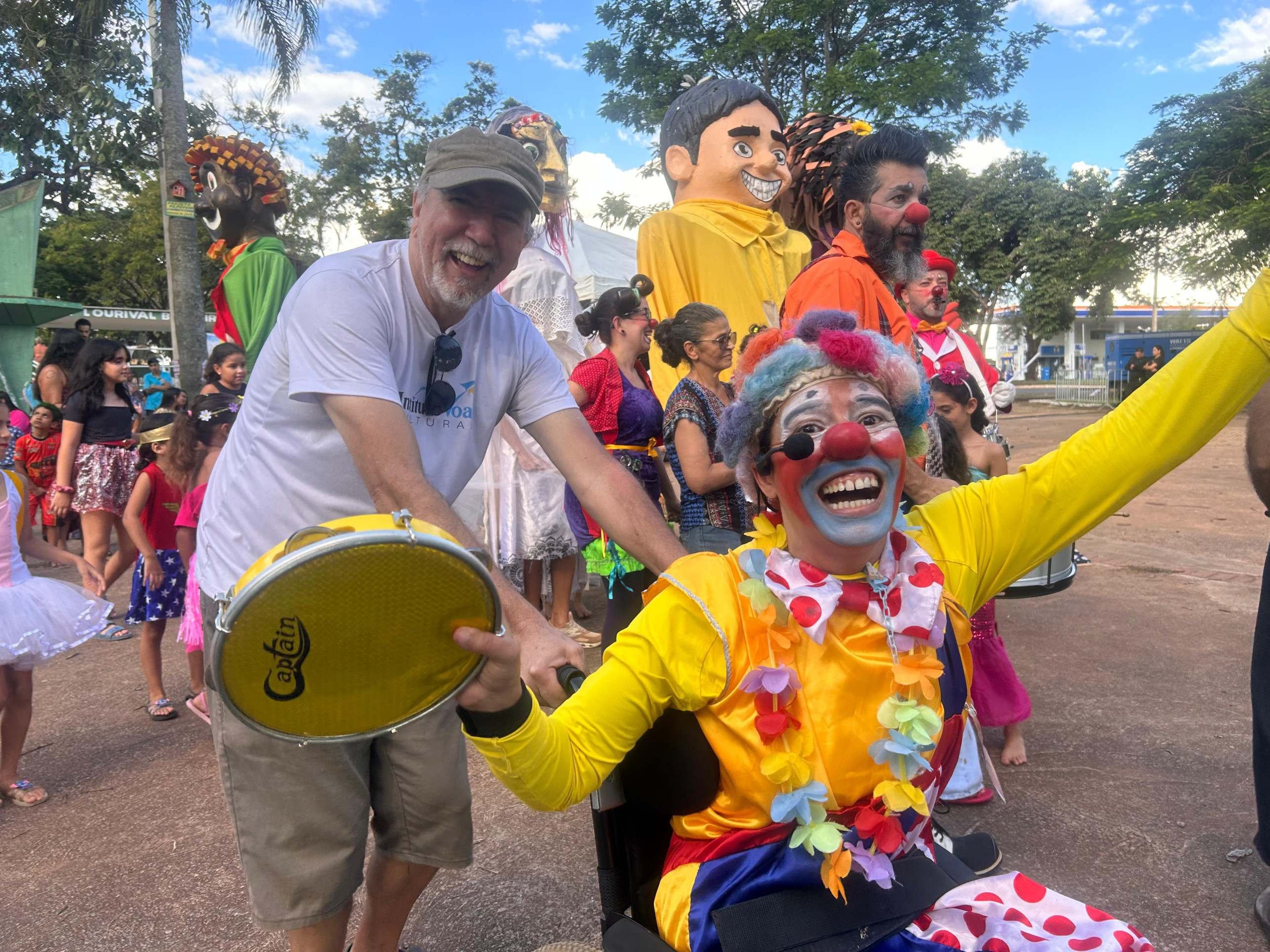 Para Marco Augusto, um dos integrantes do bloco, a ess&ecirc;ncia da festa est&aacute; na troca com o p&uacute;blico