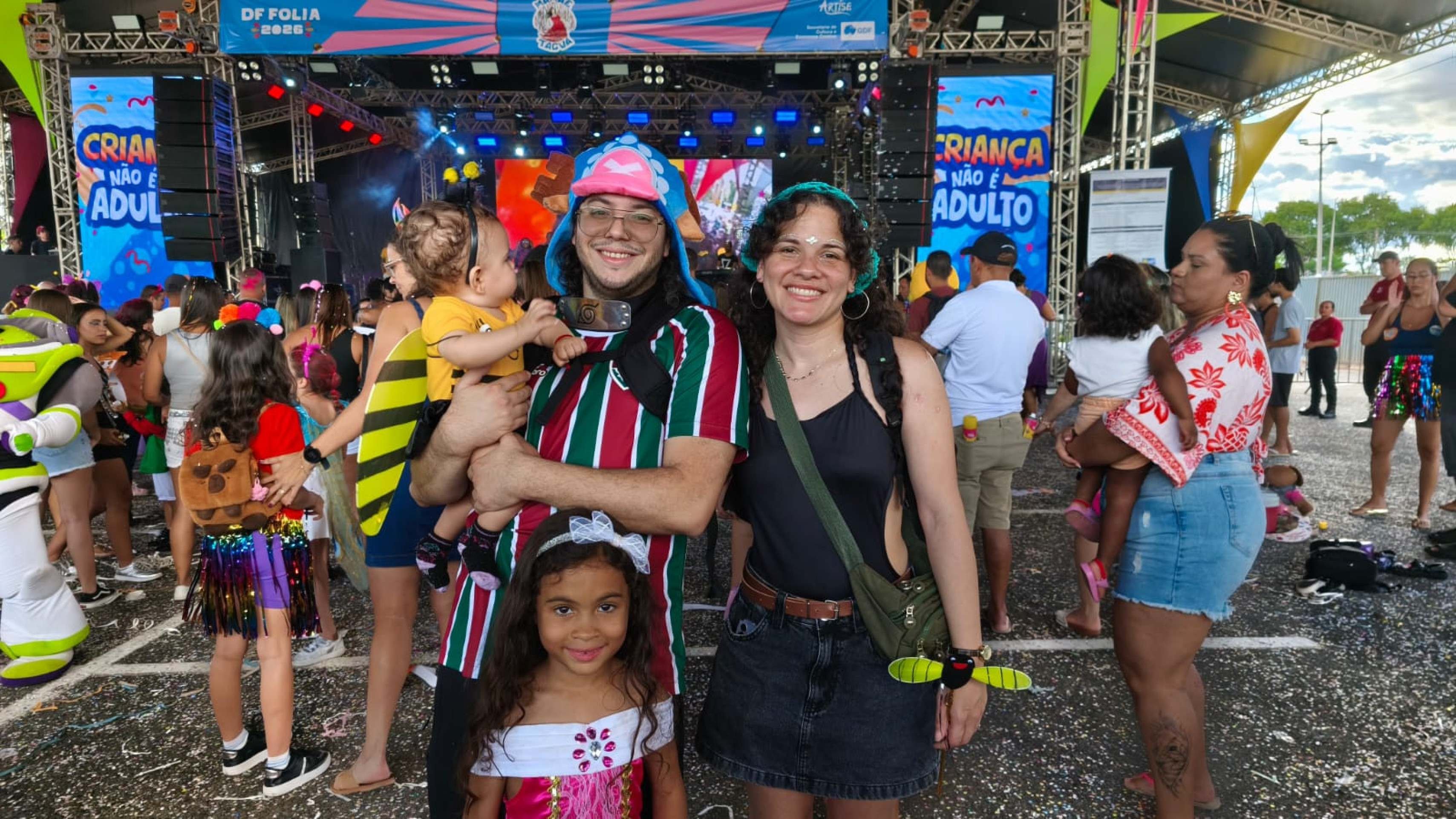 Mirela e J&uacute;lio Silva aproveitaram o dia ensolarado para curtir o carnaval com as crian&ccedil;as, Andr&eacute; e Milena