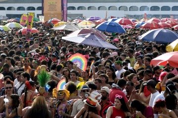 Entre fantasias criativas, personagens icônicos e críticas políticas estampadas em estandartes, o clima era de celebração, mas também de reflexão - (crédito: Marcelo Ferreira/CB/D.A Press) Entre fantasias criativas, personagens icônicos e críticas políticas estampadas em estandartes, o clima era de celebração, mas também de reflexão - (crédito: Marcelo Ferreira/CB/D.A Press)