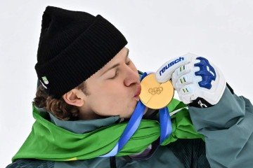 O medalhista de ouro brasileiro Lucas Pinheiro Braathen beija sua medalha no pódio da prova de slalom gigante masculino do esqui alpino durante os Jogos Olímpicos de Inverno de Milão-Cortina 2026, no Centro de Esqui Stelvio, em Bormio (Valtellina), em 14 de fevereiro de 2026. - (crédito: Fabrice Coffrini / AFP) O medalhista de ouro brasileiro Lucas Pinheiro Braathen beija sua medalha no pódio da prova de slalom gigante masculino do esqui alpino durante os Jogos Olímpicos de Inverno de Milão-Cortina 2026, no Centro de Esqui Stelvio, em Bormio (Valtellina), em 14 de fevereiro de 2026. - (crédito: Fabrice Coffrini / AFP)