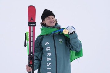 O medalhista de ouro brasileiro Lucas Pinheiro Braathen posa no pódio da prova de slalom gigante masculino do esqui alpino durante os Jogos Olímpicos de Inverno de Milão-Cortina 2026, no Centro de Esqui Stelvio, em Bormio (Valtellina), em 14 de fevereiro de 2026. - (crédito: Dimitar Dilkoff / AFP) O medalhista de ouro brasileiro Lucas Pinheiro Braathen posa no pódio da prova de slalom gigante masculino do esqui alpino durante os Jogos Olímpicos de Inverno de Milão-Cortina 2026, no Centro de Esqui Stelvio, em Bormio (Valtellina), em 14 de fevereiro de 2026. - (crédito: Dimitar Dilkoff / AFP)