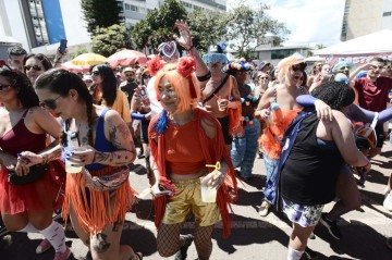 Foliões curtem o carnaval no bloco Aparelinho, no Setor Comercial Sul - (crédito: Minervino Júnior/CB/D.A Press) Foliões curtem o carnaval no bloco Aparelinho, no Setor Comercial Sul - (crédito: Minervino Júnior/CB/D.A Press)