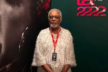 Gil chegou ao evento acompanhado da mulher, Flora Gil. Os dois se emocionaram e olharam com carinho para fotos de diversos momentos da vida de Preta em uma das paredes do camarote -  (crédito: Reprodução/Instagram/@camaroteexpresso2222)