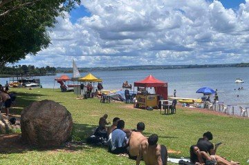Longe dos bloquinhos, brasilienses buscam sossego na Prainha do Lago Norte
- (crédito: Davi Cruz/CB/D.A Press) Longe dos bloquinhos, brasilienses buscam sossego na Prainha do Lago Norte
- (crédito: Davi Cruz/CB/D.A Press)