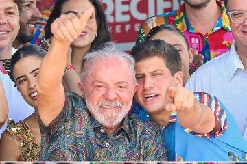 Lula e o prefeito de Recife, João Campos (PSB), no desfile do bloco Galo da Madrugada: política e eleições dão o tom da folia presidencial - (crédito: Reprodução/Redes sociais) Lula e o prefeito de Recife, João Campos (PSB), no desfile do bloco Galo da Madrugada: política e eleições dão o tom da folia presidencial - (crédito: Reprodução/Redes sociais)