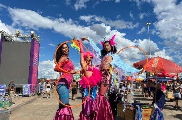 Bloco do Amor reúne multidão no Museu Nacional com bandeiras de diversidade e resistência - (crédito: Marcelo Ferreira//CB/DA Press) Bloco do Amor reúne multidão no Museu Nacional com bandeiras de diversidade e resistência - (crédito: Marcelo Ferreira//CB/DA Press)