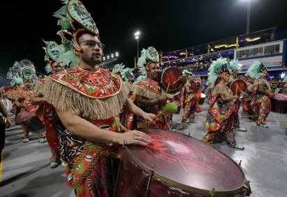  É inegável o sucesso dos samba-enredos que criticaram as injustiças sociais e glorificaram boas decisões da República -  (crédito: NELSON ALMEIDA / AFP) - É inegável o sucesso dos samba-enredos que criticaram as injustiças sociais e glorificaram boas decisões da República -  (crédito: NELSON ALMEIDA / AFP)