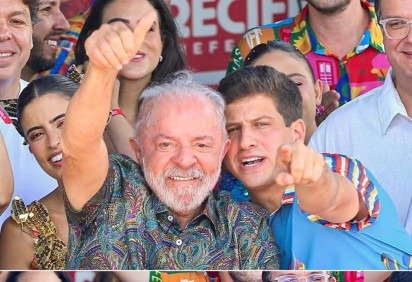  Lula e o prefeito de Recife, João Campos (PSB), no desfile do bloco Galo da Madrugada: política e eleições dão o tom da folia presidencial -  (crédito:  Reprodução/Redes sociais)